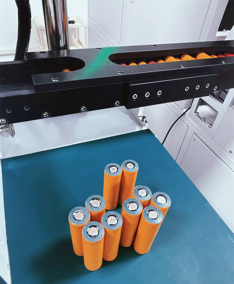 Máquina clasificadora de batería cilíndrica y máquina pegadora de papel aislante 2 en 1
 