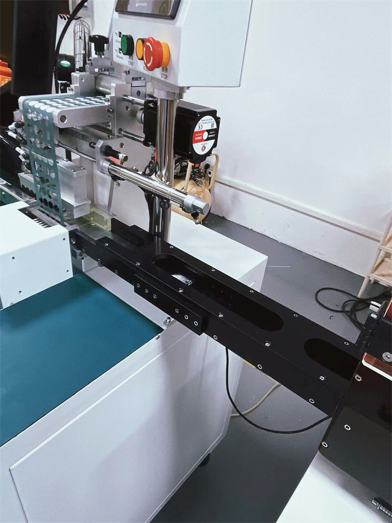 Máquina clasificadora de batería cilíndrica y máquina pegadora de papel aislante 2 en 1
 