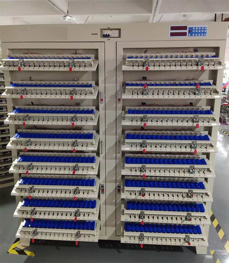 Máquina de prueba de descarga de carga de celda cilíndrica de batería de litio de 512 canales 5V 5A
 
